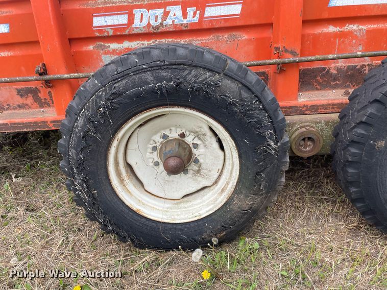 image for item MS9676 Du-Al 600  manure spreader