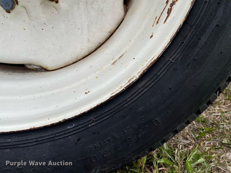 image for item MS9676 Du-Al 600  manure spreader