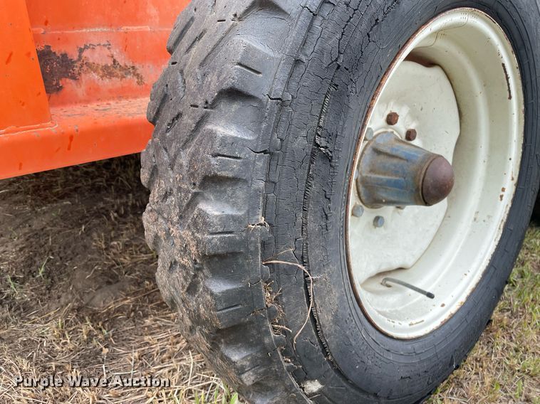 image for item MS9676 Du-Al 600  manure spreader