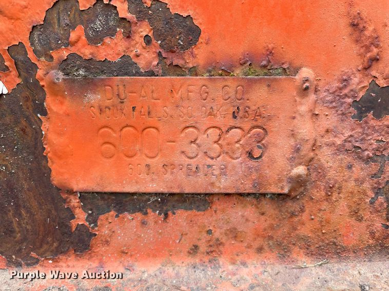 image for item MS9676 Du-Al 600  manure spreader