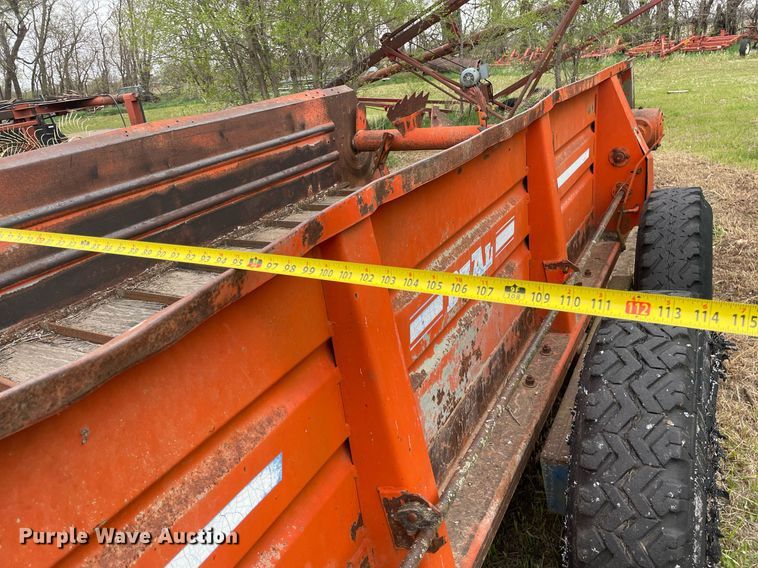 image for item MS9676 Du-Al 600  manure spreader