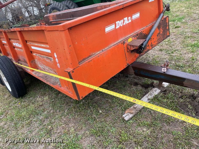 image for item MS9676 Du-Al 600  manure spreader