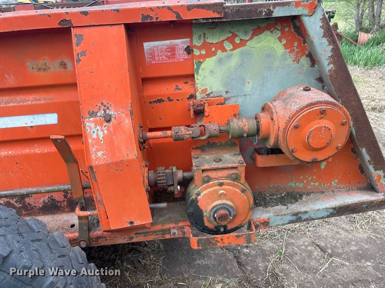 image for item MS9676 Du-Al 600  manure spreader