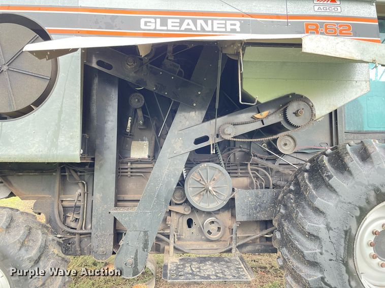 image for item MS9699 1992 Gleaner R62  combine