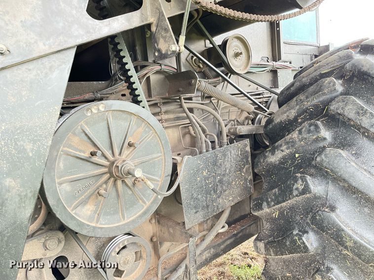 image for item MS9699 1992 Gleaner R62  combine