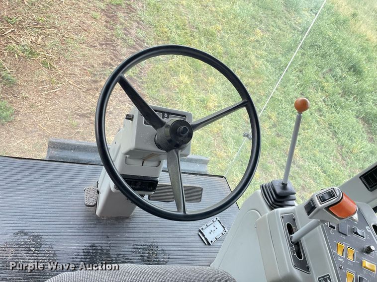 image for item MS9699 1992 Gleaner R62  combine