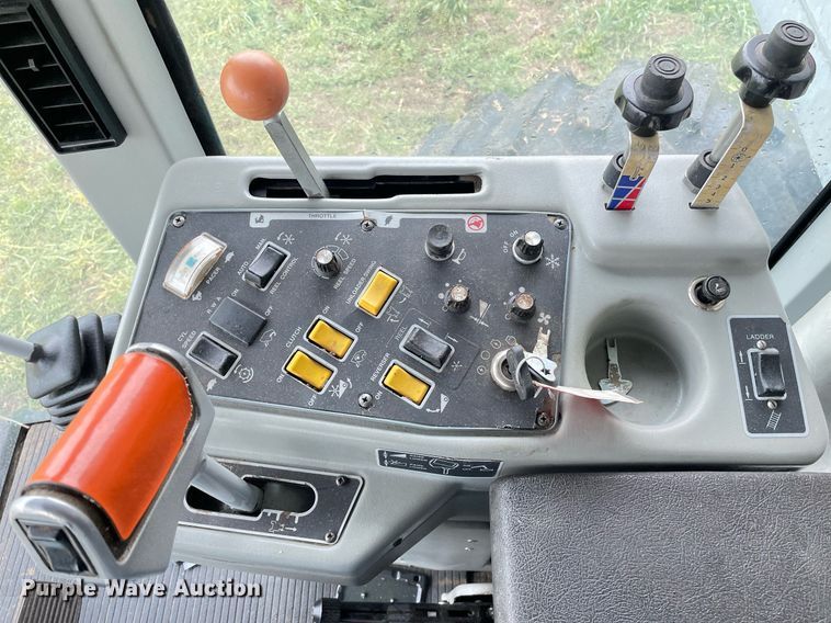 image for item MS9699 1992 Gleaner R62  combine