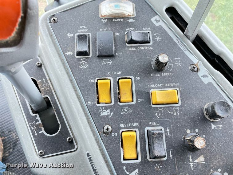 image for item MS9699 1992 Gleaner R62  combine