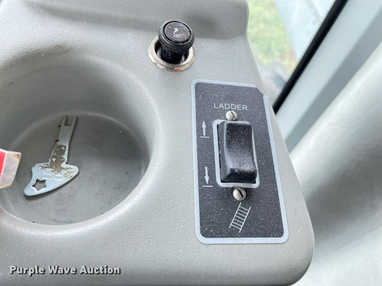 image for item MS9699 1992 Gleaner R62  combine