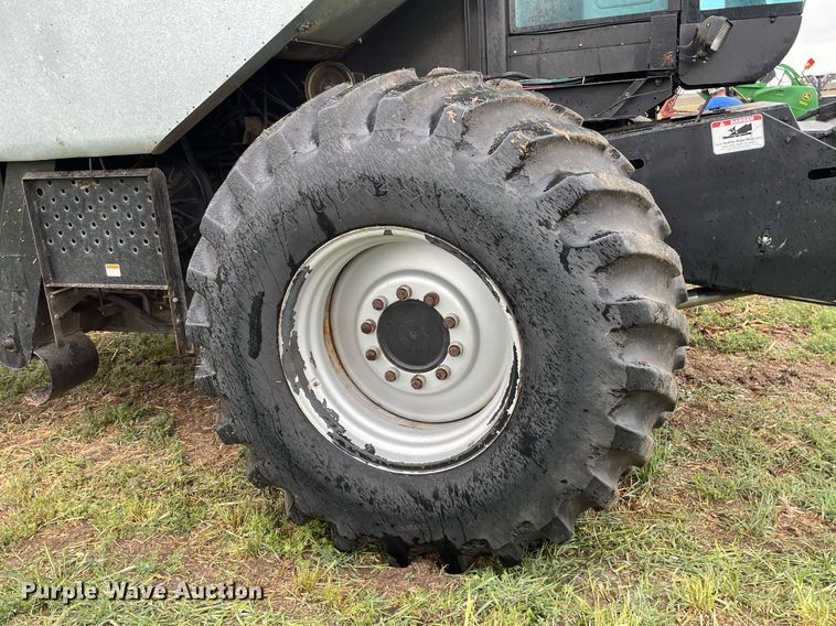 image for item MS9699 1992 Gleaner R62  combine