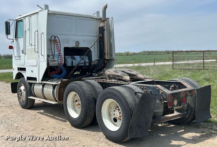 image for item MY9783 1993 White GMC WHL  semi truck