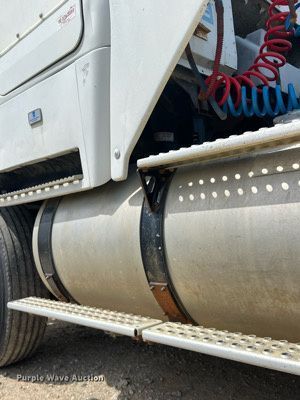 image for item MY9783 1993 White GMC WHL  semi truck