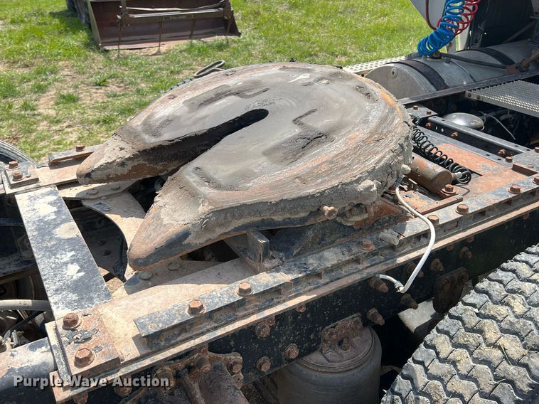 image for item MY9783 1993 White GMC WHL  semi truck