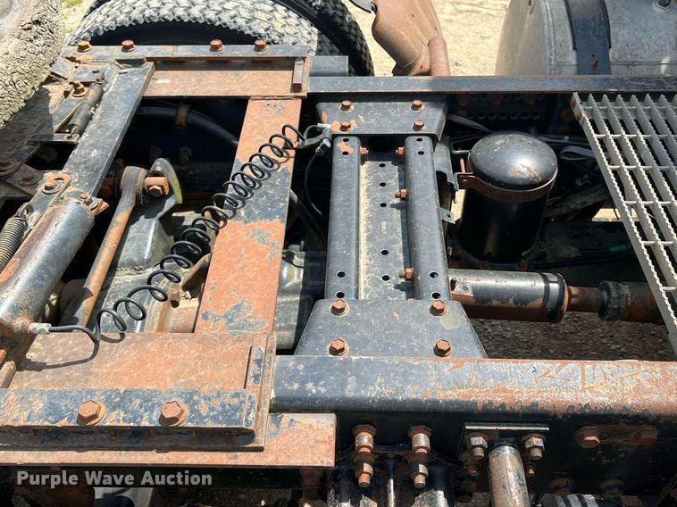 image for item MY9783 1993 White GMC WHL  semi truck