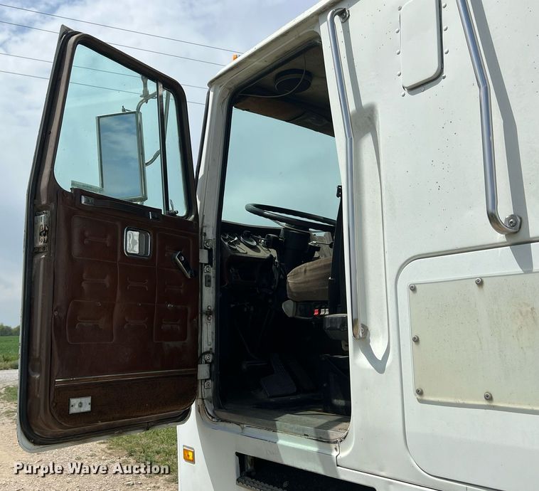 image for item MY9783 1993 White GMC WHL  semi truck