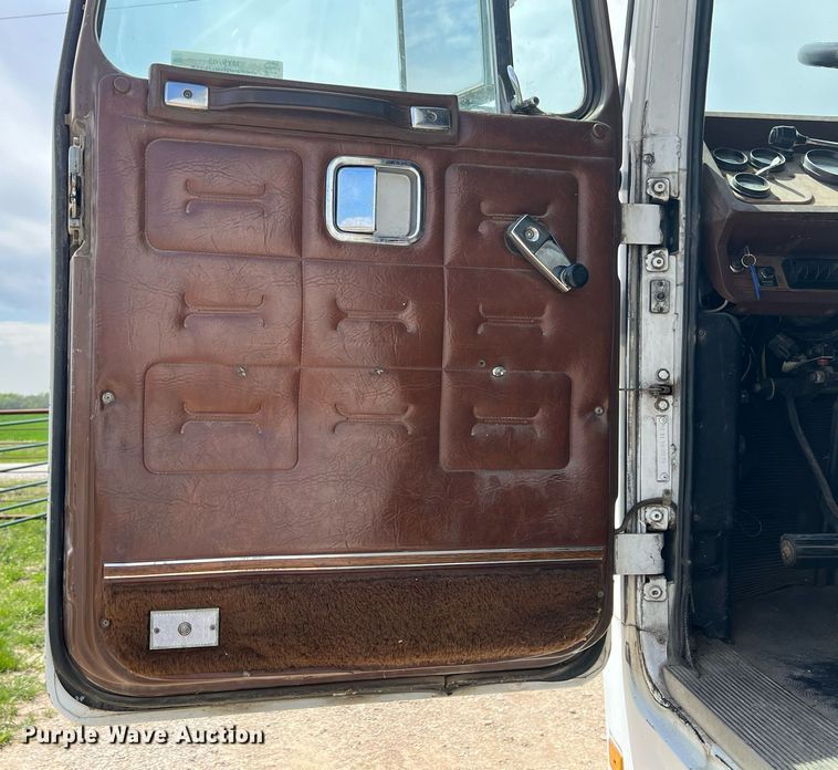 image for item MY9783 1993 White GMC WHL  semi truck