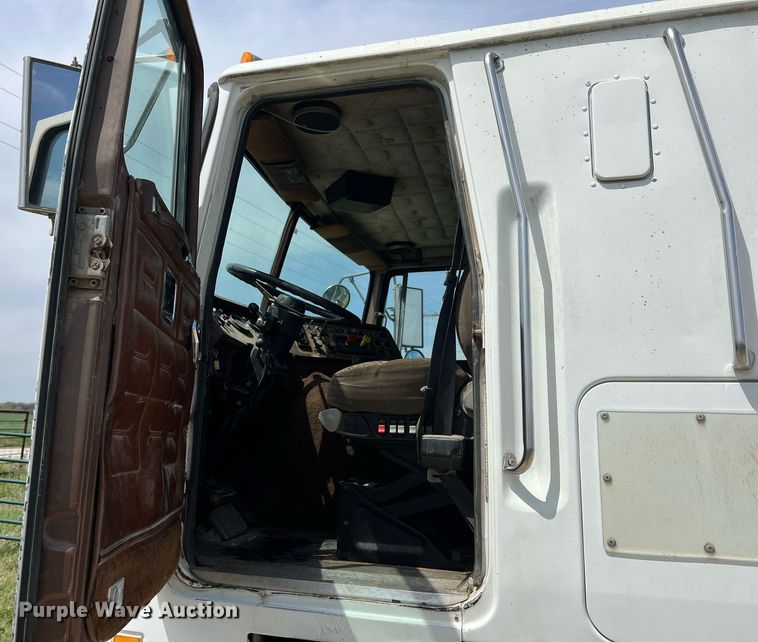 image for item MY9783 1993 White GMC WHL  semi truck