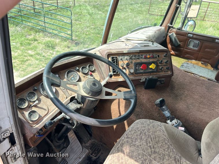 image for item MY9783 1993 White GMC WHL  semi truck