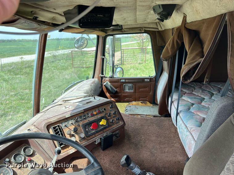 image for item MY9783 1993 White GMC WHL  semi truck