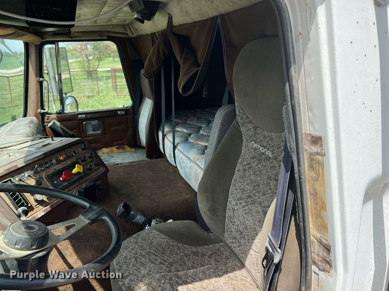 image for item MY9783 1993 White GMC WHL  semi truck