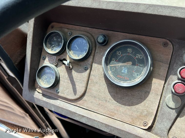 image for item MY9783 1993 White GMC WHL  semi truck