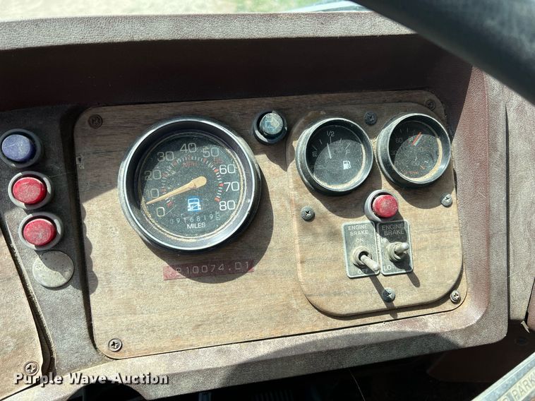 image for item MY9783 1993 White GMC WHL  semi truck