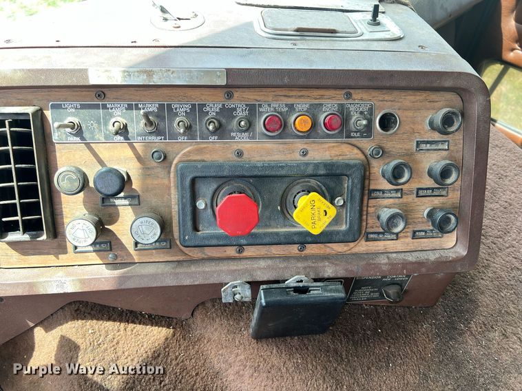 image for item MY9783 1993 White GMC WHL  semi truck