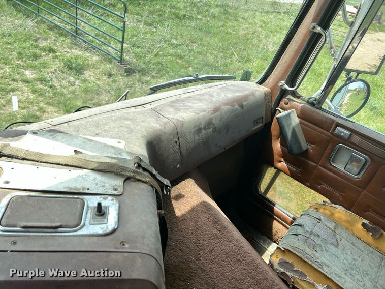 image for item MY9783 1993 White GMC WHL  semi truck