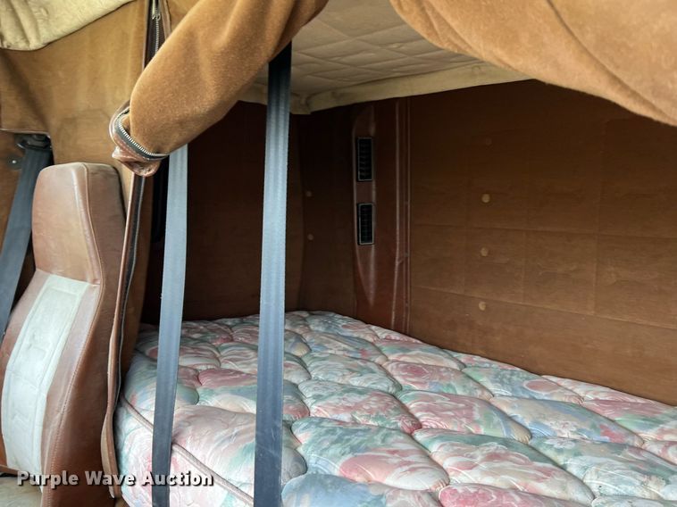 image for item MY9783 1993 White GMC WHL  semi truck