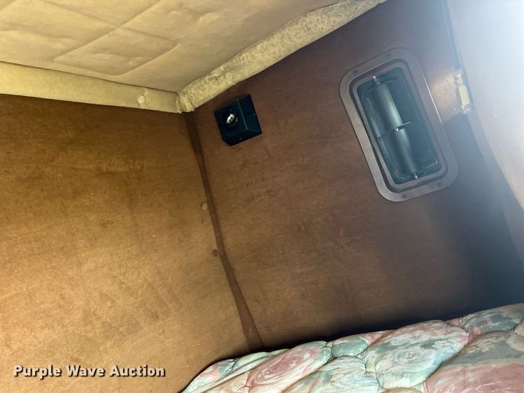 image for item MY9783 1993 White GMC WHL  semi truck