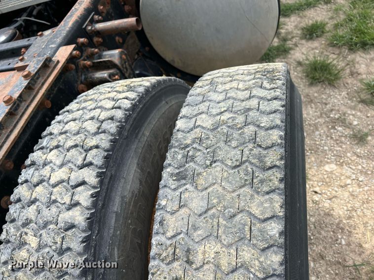 image for item MY9783 1993 White GMC WHL  semi truck