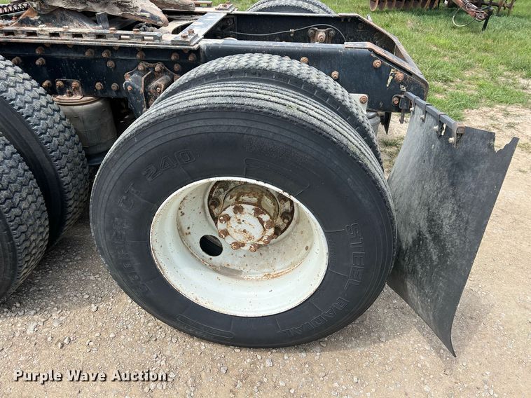 image for item MY9783 1993 White GMC WHL  semi truck