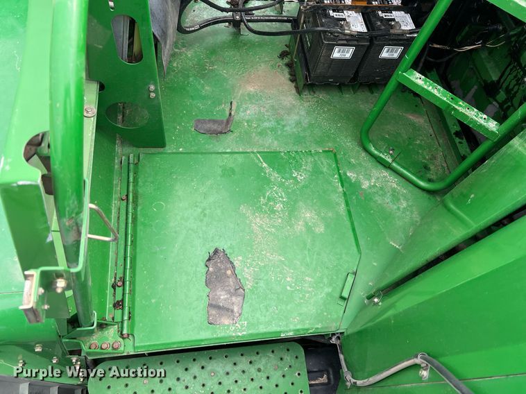 image for item MY9789 2001 John Deere 9550  combine