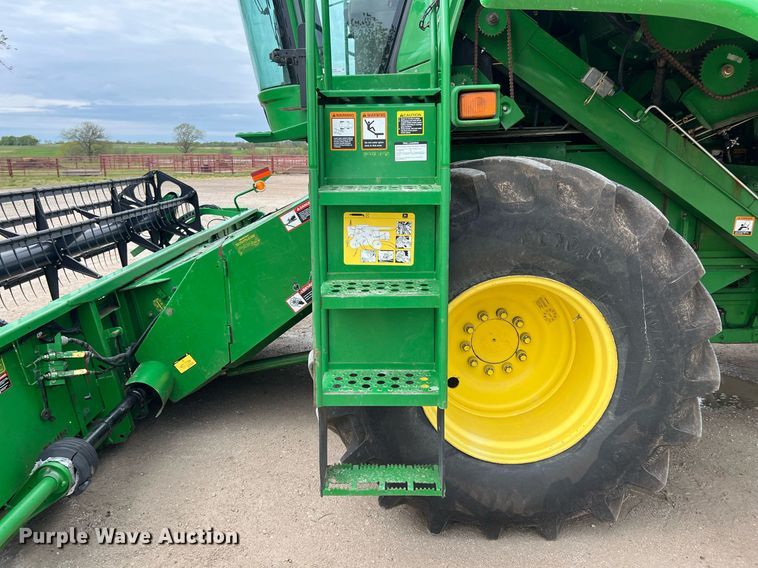 image for item MY9789 2001 John Deere 9550  combine