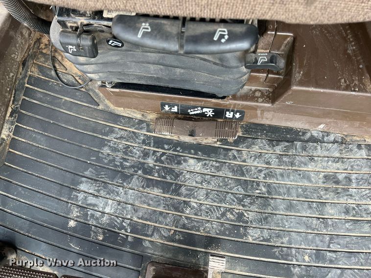 image for item MY9789 2001 John Deere 9550  combine