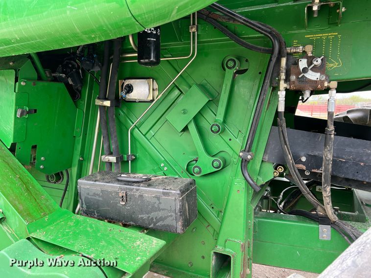 image for item MY9789 2001 John Deere 9550  combine