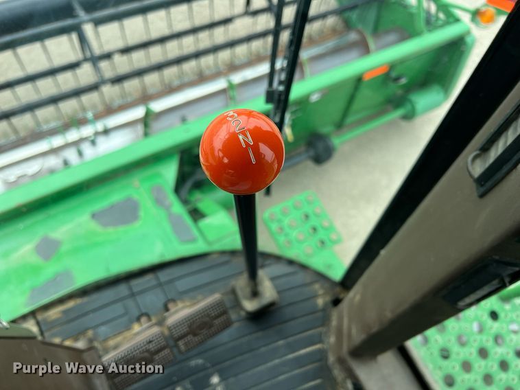 image for item MY9789 2001 John Deere 9550  combine