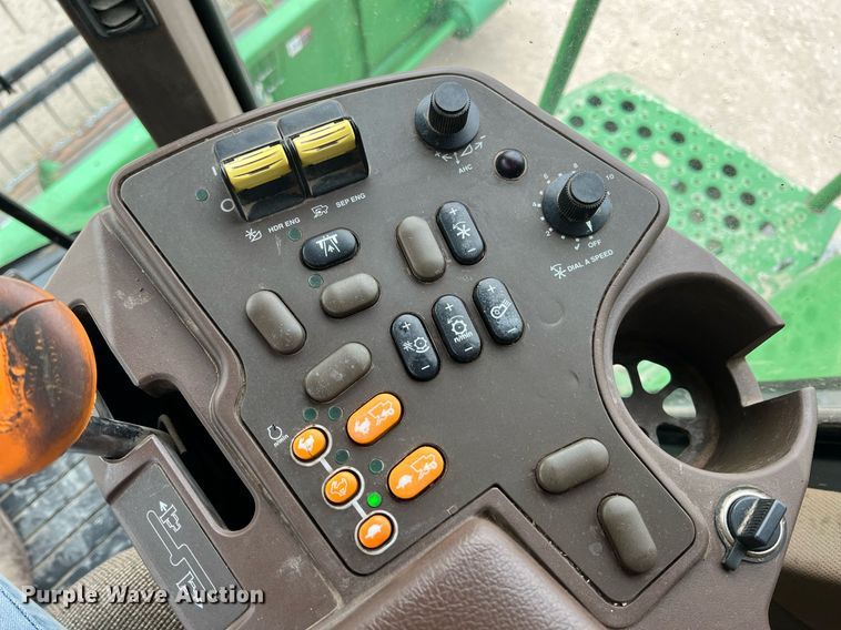 image for item MY9789 2001 John Deere 9550  combine