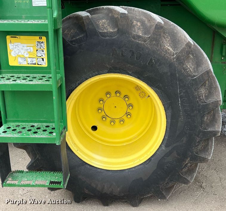 image for item MY9789 2001 John Deere 9550  combine