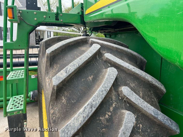 image for item MY9789 2001 John Deere 9550  combine