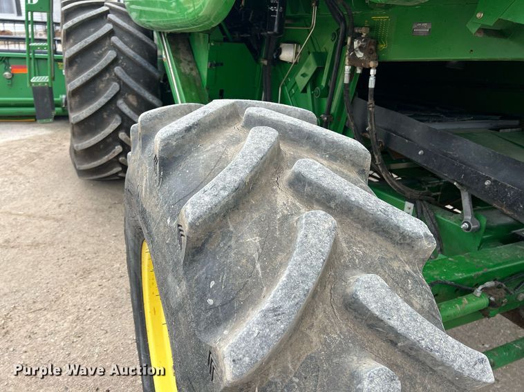 image for item MY9789 2001 John Deere 9550  combine