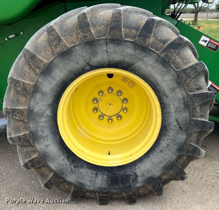 image for item MY9789 2001 John Deere 9550  combine