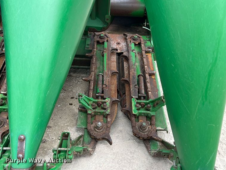image for item MY9790 John Deere 893  corn head