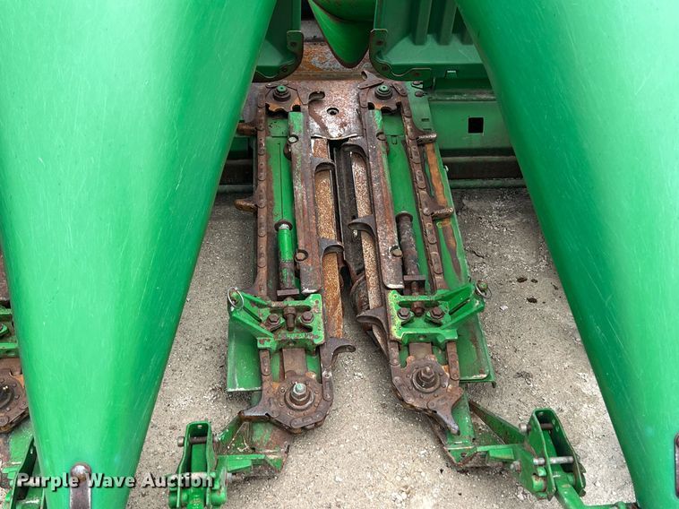 image for item MY9790 John Deere 893  corn head