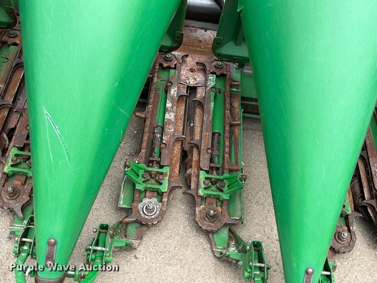 image for item MY9790 John Deere 893  corn head