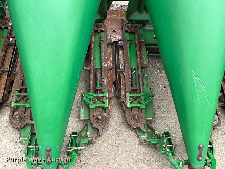 image for item MY9790 John Deere 893  corn head