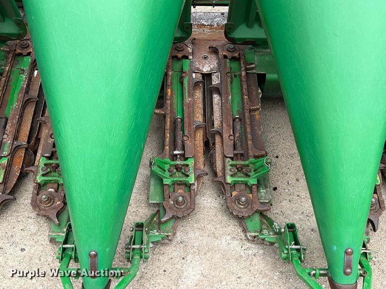 image for item MY9790 John Deere 893  corn head
