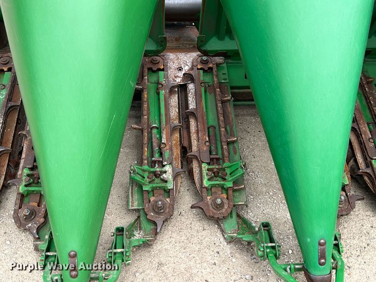 image for item MY9790 John Deere 893  corn head