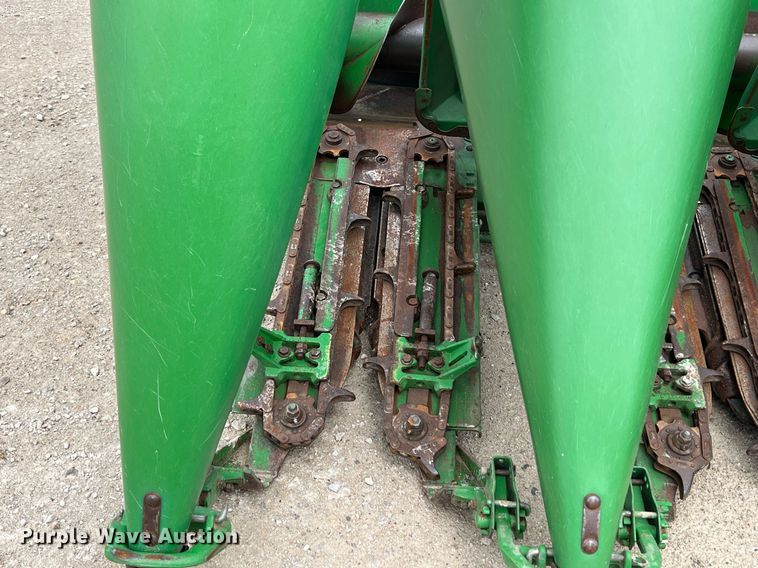 image for item MY9790 John Deere 893  corn head