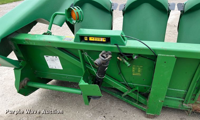 image for item MY9790 John Deere 893  corn head